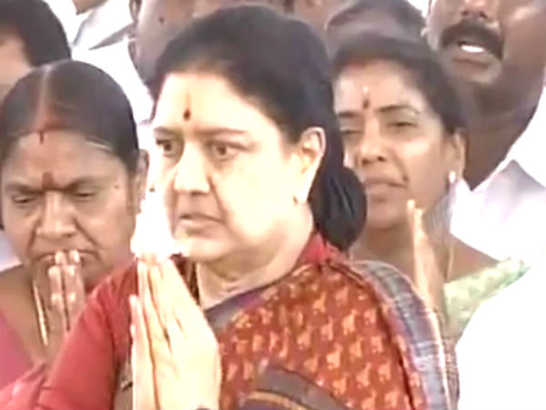 சசியால் வெளியே வரமுடியாது