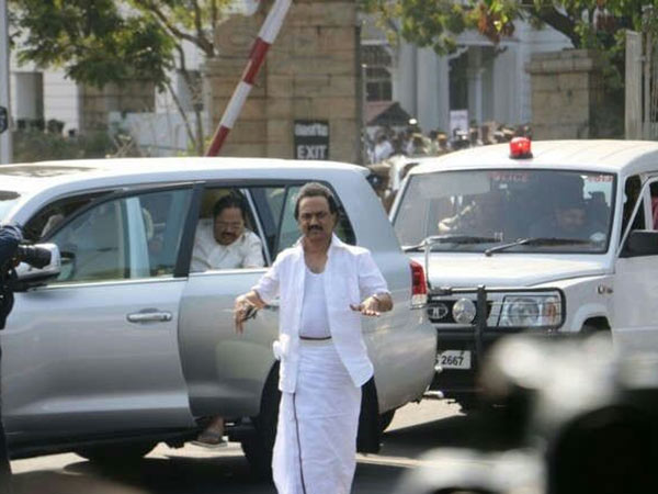 ஸ்டாலின் சட்டை கிழிப்பு