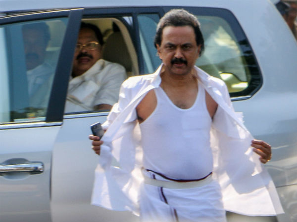 சென்னை உண்ணாவிரதத்தில் செல்வி, துர்கா ஸ்டாலின், உதயநிதி பங்கேற்பு | DMK  begins hunger strike - Tamil Oneindia