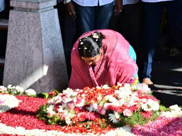 மலர் தூவி மரியாதை