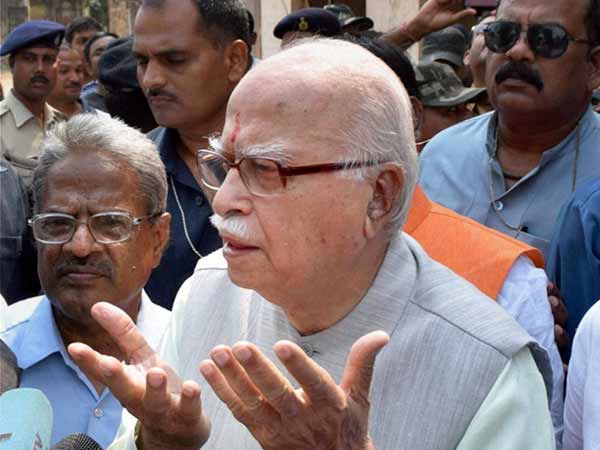 LK Advani visits Yoga centre LK Advani visits Yoga centre