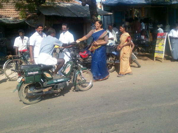 Former ADMK MLA Muthuselvi celebrating Jayalalitha's birthday Former ADMK MLA Muthuselvi celebrating Jayalalitha's birthday