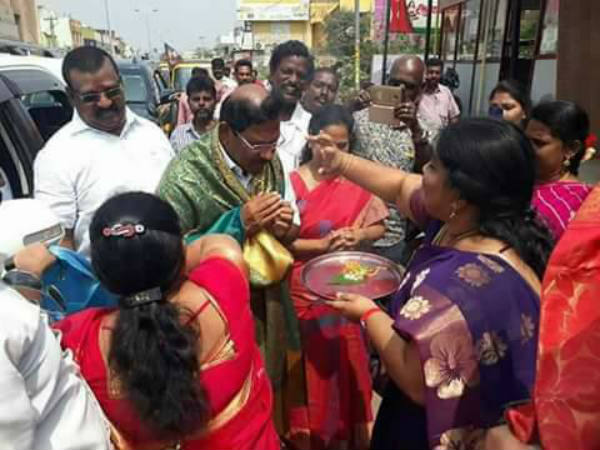 Mafoi Pandiyarajan gets royal welcome from the Avadi people Mafoi Pandiyarajan gets royal welcome from the Avadi people