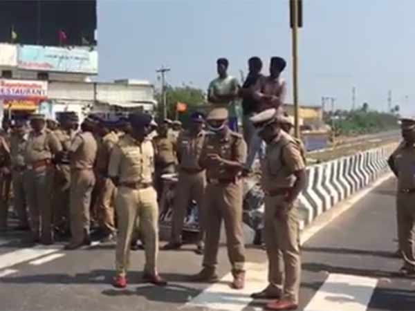Police 144 slapped in Kuvathur Police 144 slapped in Kuvathur