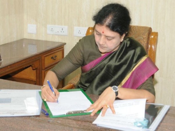 ADMK information technology department secretary Expelled from party ADMK information technology department secretary Expelled from party