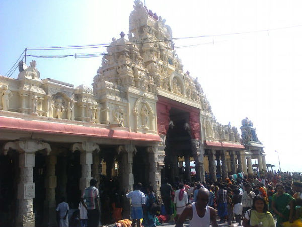 Jewells and money stolen from parked car in Tiruchendur Jewells and money stolen from parked car in Tiruchendur