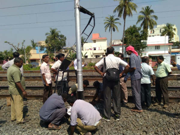 3 youths died 4 injured after falling from local train in Chennai 3 youths died 4 injured after falling from local train in Chennai