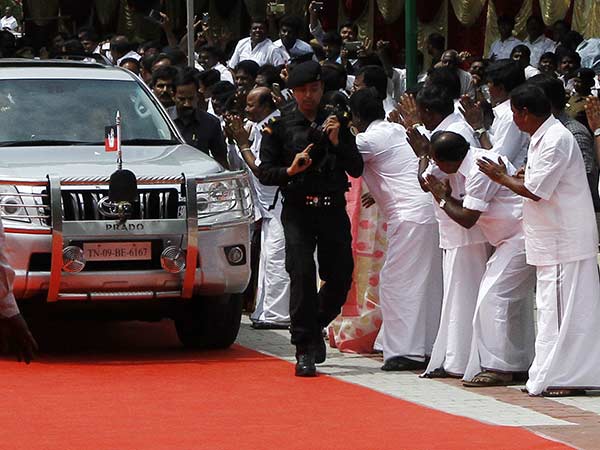 கை கொடுத்து தூக்கிவிடுவார்