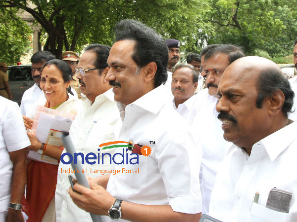 குன்றுபோல் குவிந்த புத்தகங்கள்