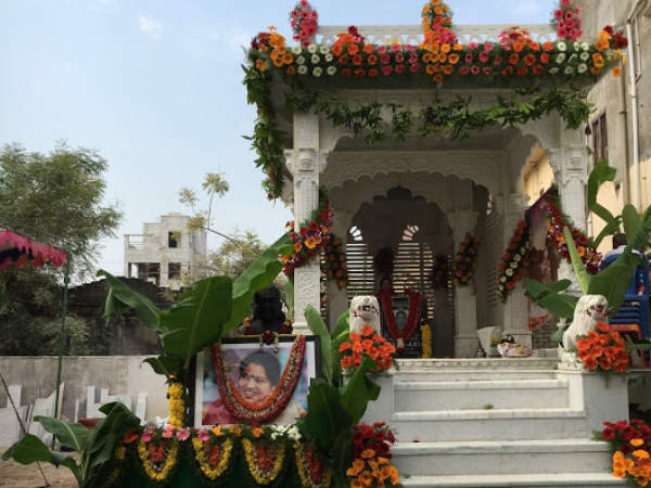 மனைவிக்கு சிலை