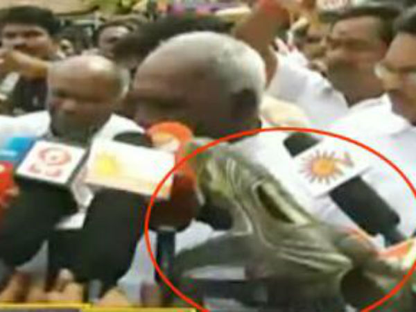 செருப்பு வீச்சு