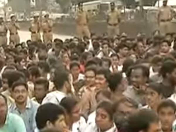 பத்திரிக்கையாளர்களிடம் வாக்குவாதம்