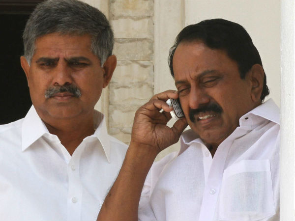 செக் வைத்த செங்கோட்டையன்