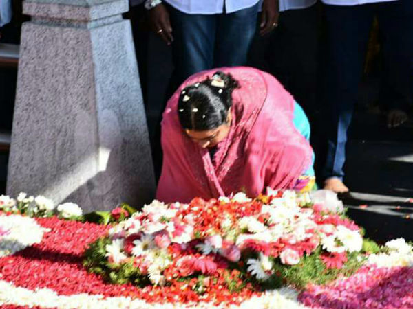 ஜெ.விற்கு மரியாதை