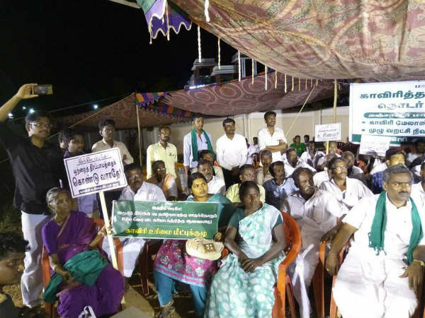 சாலையோரம் பந்தல்