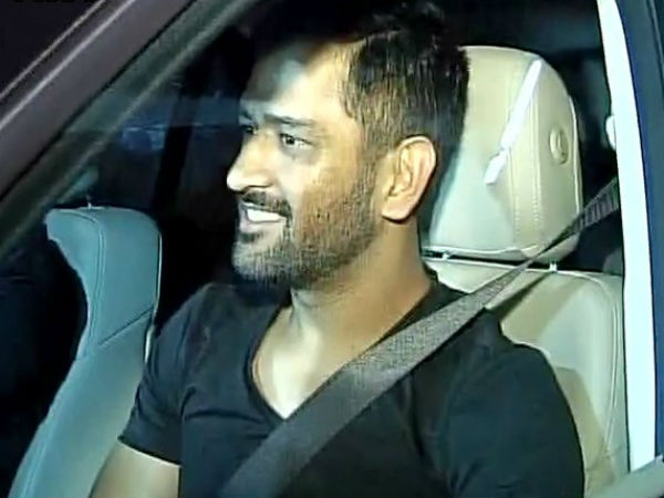 Former Indian Captain Dhoni's Mobiles were theft in Delhi, police probes on. Former Indian Captain Dhoni's Mobiles were theft in Delhi, police probes on.