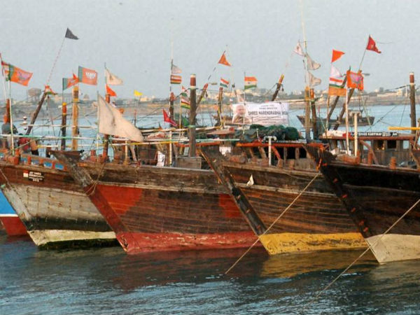 Britjo shot dead by Lankan Navy, Fishermen protest in Nellai Britjo shot dead by Lankan Navy, Fishermen protest in Nellai