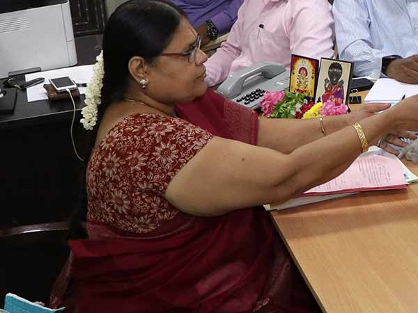 தேர்தல் ஆணையரிடம் புகார்