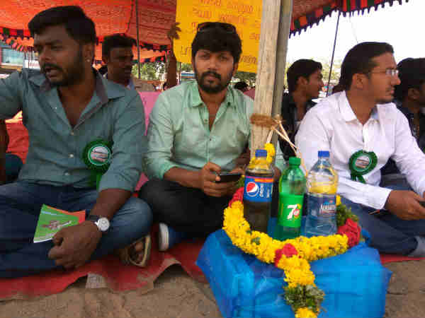 Thamirabharani Youngesters gathered and protest in Palayamkottai Thamirabharani Youngesters gathered and protest in Palayamkottai