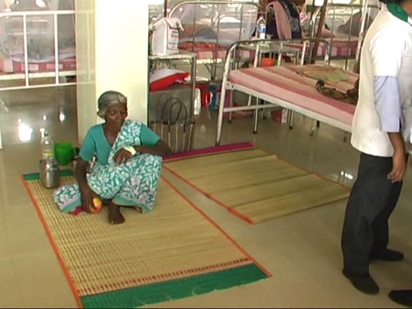 Lack of basic facilities in Tenkasi hospital patients are lying down on the ground to bed Lack of basic facilities in Tenkasi hospital patients are lying down on the ground to bed