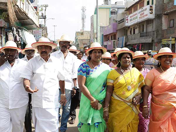போலீசிடம் ஒப்படைப்பு