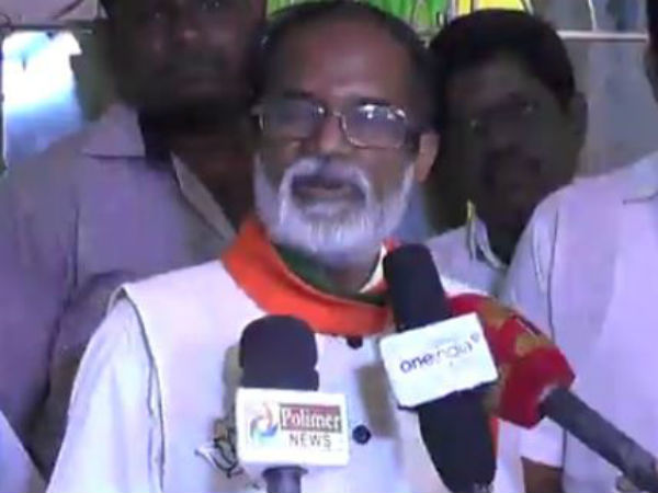 நாய்களாக பார்க்கின்றனர்