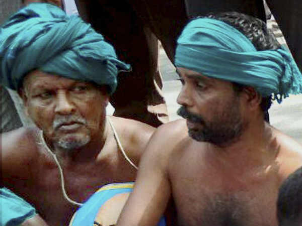மருத்துவமனையில் இருவர்