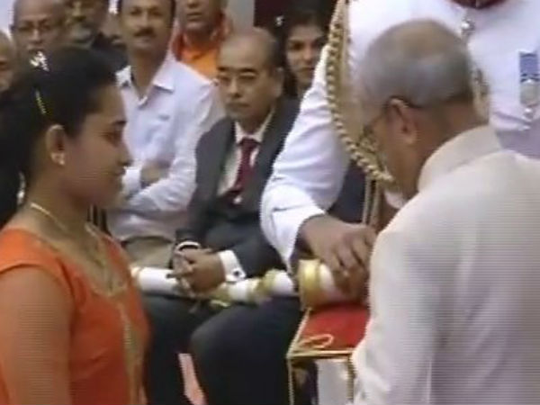 நடக்கமுடியாமல் நடந்தார்