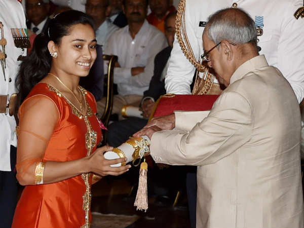 விருது வாங்க வந்த தீபா