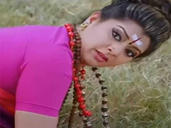 காலை உடைத்துக்கொண்ட காயத்ரி
