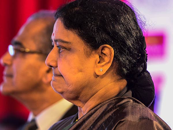 சசிகலா கட்சி உறுப்பினரா?