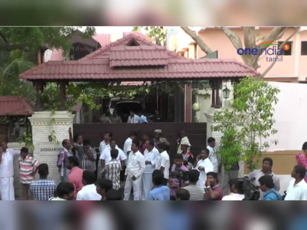 Delhi police had inquiry at Dinakaran's house at Chennai Delhi police had inquiry at Dinakaran's house at Chennai