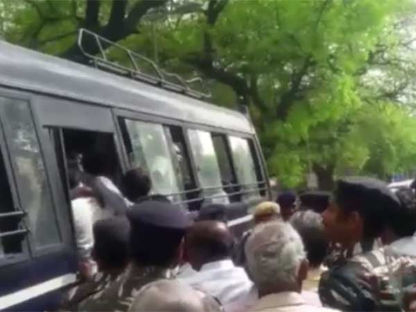 Delhi police manhandled and arrested Tamilnadu farmers Delhi police manhandled and arrested Tamilnadu farmers