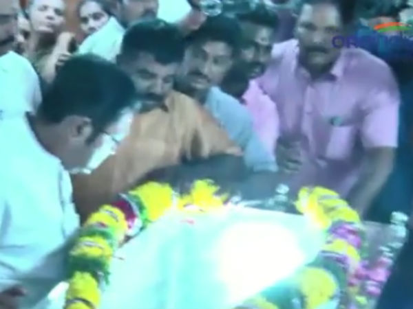 Dinakaran pays tribute to Mahadevan Dinakaran pays tribute to Mahadevan