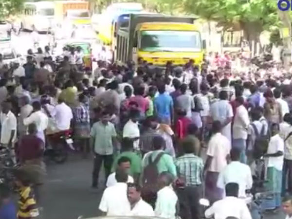 A house in Vannarapettai damaged because of Metro, people goes for road roko A house in Vannarapettai damaged because of Metro, people goes for road roko