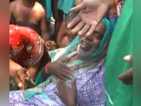 Tamilnadu farmers cuts their mangalsutra in Delhi Tamilnadu farmers cuts their mangalsutra in Delhi