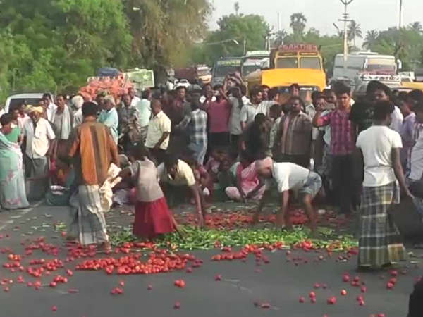 Vegetable vendors stage road rokho in Erode Vegetable vendors stage road rokho in Erode