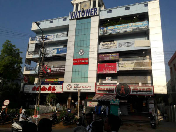 Vaikundarajan's 4 store mall being sealed by the collector in Nellai Vaikundarajan's 4 store mall being sealed by the collector in Nellai