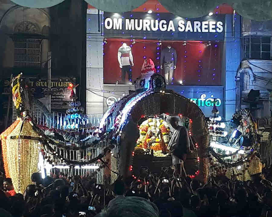 ஆடி அசைந்து வரும் தேர்