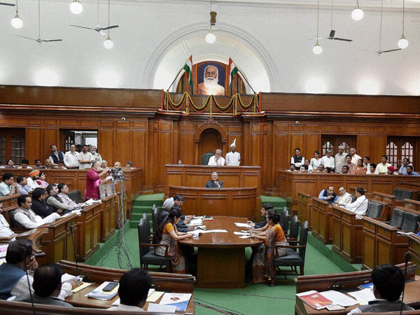 குண்டு கட்டாக வெளியேற்றம்