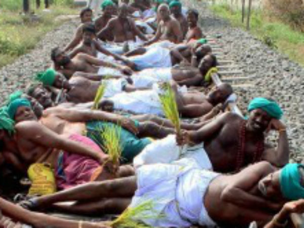 தண்டவாளத்தில் அமர்ந்த விவசாயிகள்