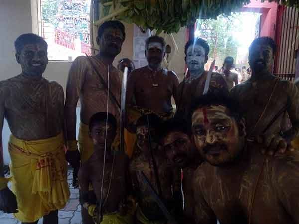 கத்தி போட்டு கரகம் எடுத்து