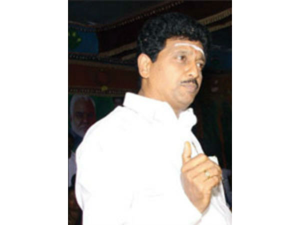 திவாகரன் மும்முரம்