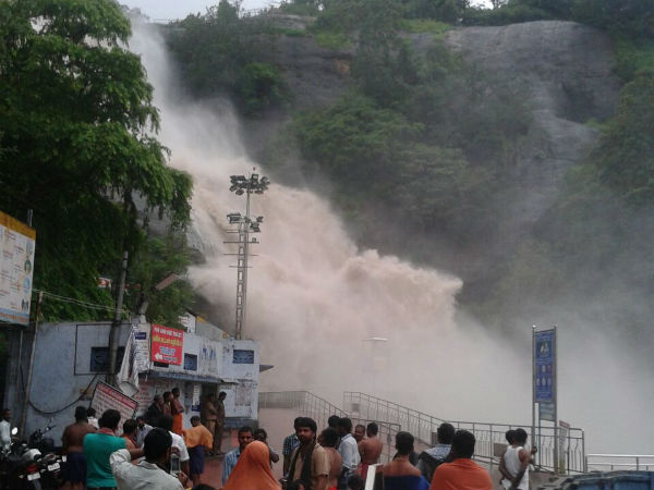 குளிர்விக்கும் சாரல் மழை
