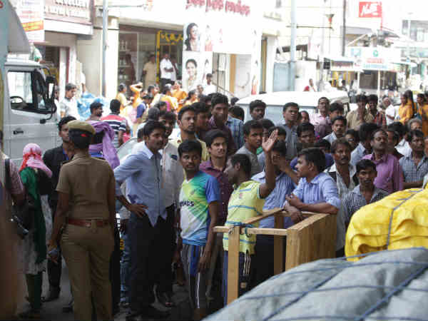 வேடிக்கை பார்க்க கூடும் கூட்டம்