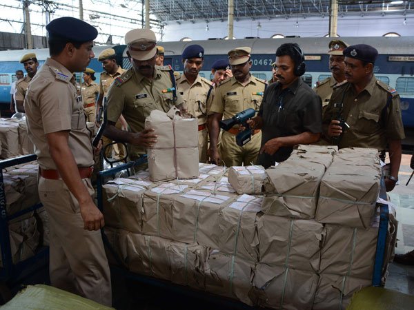 IS threat Mail: Security tightened at Chennai, Mumbai, Hyderabad,delhi, Railway stations IS threat Mail: Security tightened at Chennai, Mumbai, Hyderabad,delhi, Railway stations
