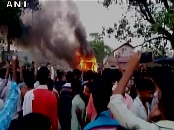 Bihar: 8 dead after bus catches fire in Nalanda Bihar: 8 dead after bus catches fire in Nalanda