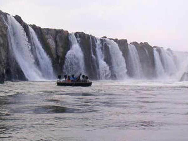 touristers visiting Hogenakkal falls touristers visiting Hogenakkal falls