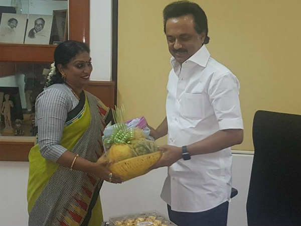 Shimla Muthuchozhan gets blessings from MK Stalin Shimla Muthuchozhan gets blessings from MK Stalin