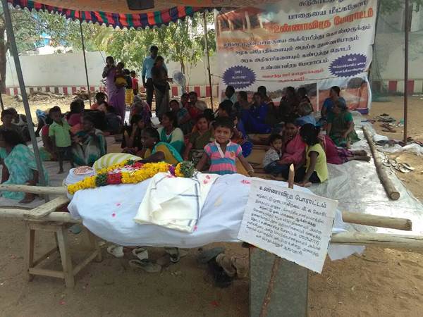 people's protest against of admk functionary at valliyur people's protest against of admk functionary at valliyur